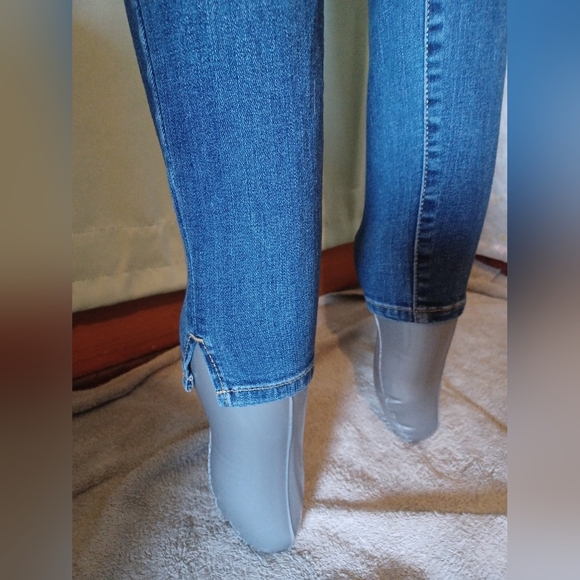 A Mossimo Mid Rise Jegging Jeans - Picture 7 of 9